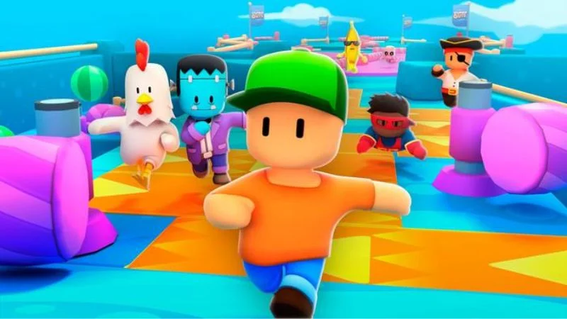 Stumble Guys final round with few players competing on moving platforms